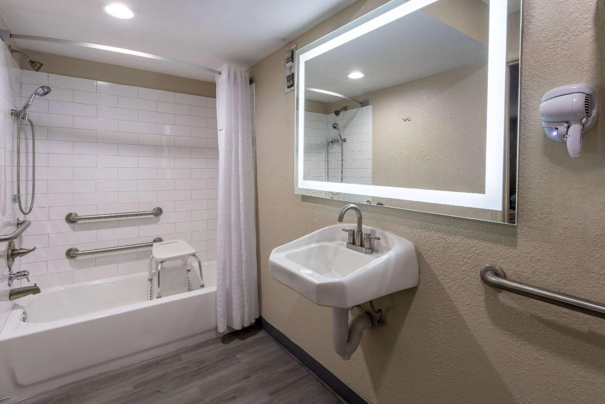 Super 8 By Wyndham Williamsburg/Historic Area Hotel Ngoại thất bức ảnh